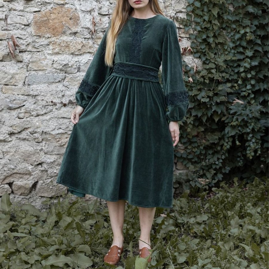 

Ladies Vintage Rustic Boho Ivy Green Velvet Dress